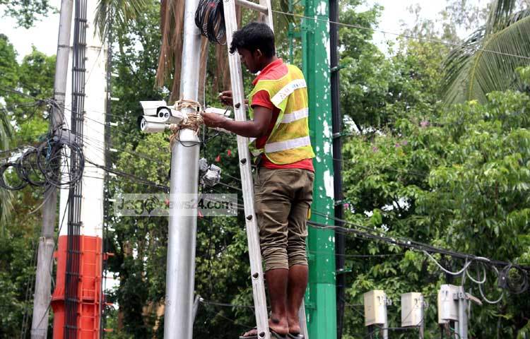 পহেলা বৈশাখের সারাদিনের অনুষ্ঠান নির্বিঘ্নে পালনের জন্য সিসি ক্যামেরা বসানো হচ্ছে। ছবি : বিপ্লব দিক্ষিৎ।