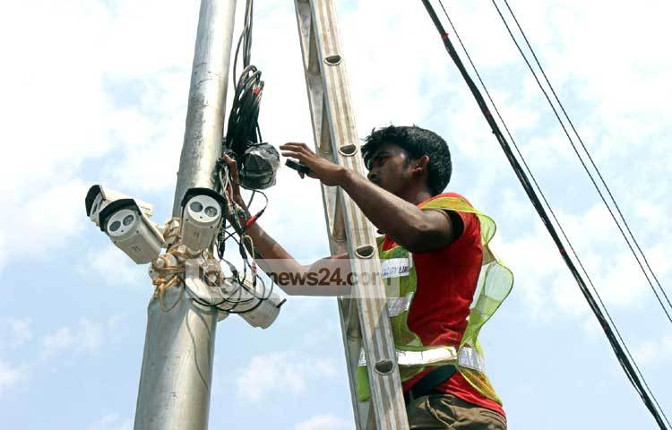 রমনা, চারুকলা, টিএসসি, বাংলা একাডেমি দোয়েল চত্বর সিসি ক্যামেরার আওতায় আনা হয়ছে।ছবি : বিপ্লব দিক্ষিৎ।