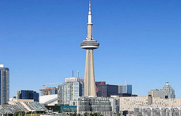 সিএন টাওয়ার : চোখ ধাঁধানো সিএন টাওয়ারটি ১৮১৫.৪ ফুট লম্বা। এটি কানাডার টরেন্টোতে অবস্থিত। সিএন টাওয়ারটি কানাডার বিভিন্ন ধরনের যোগাযোগ এবং পর্যবেক্ষণের কাজে ব্যবহৃত হয়ে থাকে। এর নির্মাণ কাজ ১৯৭৫ সালে শেষ করা হয়। এটি কানাডার জাতীয় টাওয়ার হিসেবে স্বীকৃত।