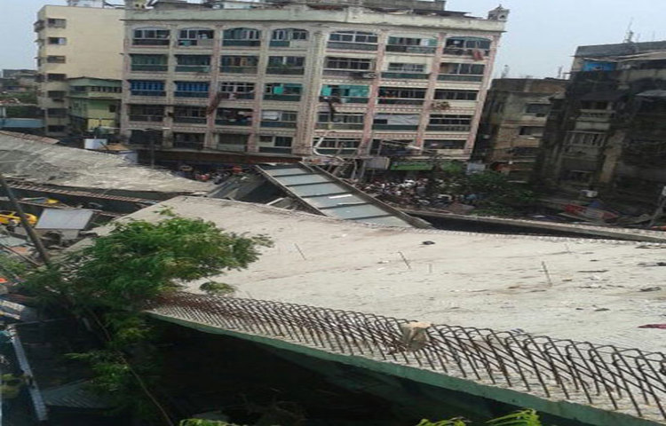 এভাবেই মাঝখান থেকে পুরোপুরি ভেঙে পড়েছে উড়াল সেতুটি।