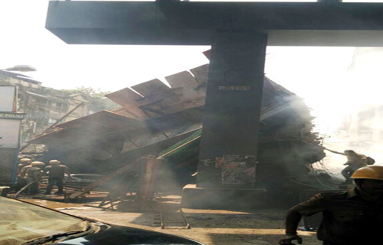 ২০০৯ সাল থেকে এই উড়াল সেতুটি তৈরি শুরু হয়। তবে জমি নিয়ে কিছু সমস্যার কারণে উড়াল সেতুর কাজ থমকে ছিল।