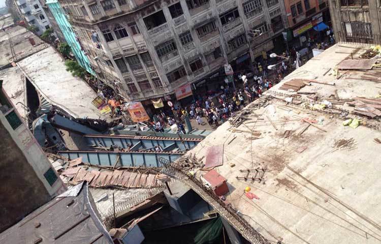 সংবাদ সংস্থা এএনআই জানাচ্ছে, এ উড়াল সেতুর নিচে অস্তত ১০০ মানুষ আটকে পড়েছে।