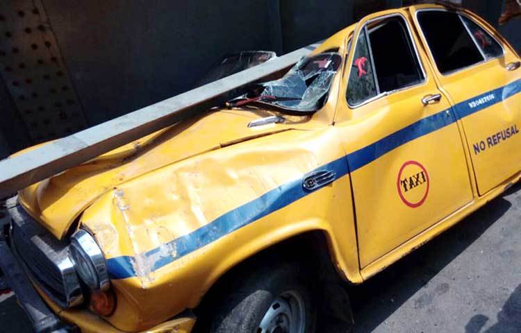 এই ট্যাক্সিটার উপড়েই ভেঙে পড়েছে উড়াল সেতুটি। মুহূর্তেই এটি খেলনার মত দুমড়ো মুচড়ে গেছে।