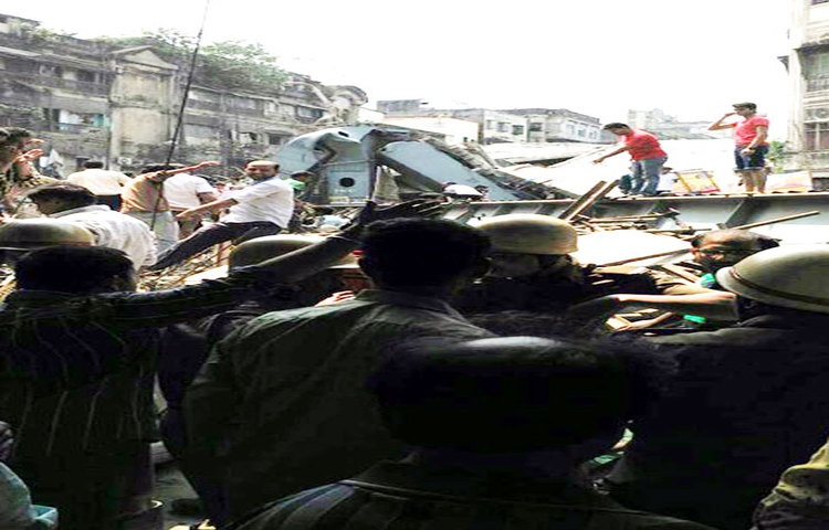 এতে ঠিক কতজন নিহত হয়েছে তা এখনও বোঝা যাচ্ছে না।