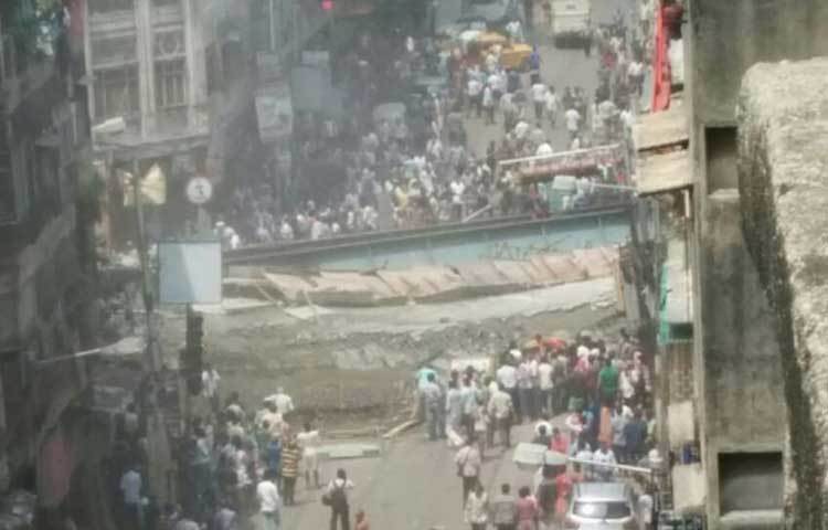 উদ্ধারকাজে স্থানীয়রাও সহায়তা করছে।