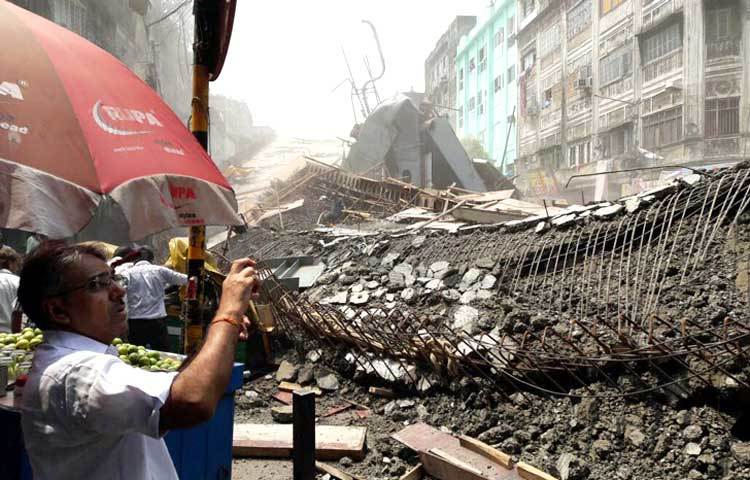 ঘটনাস্থলে পুলিশ বাহিনী ও উদ্ধারকারী দল এসে পৌঁছেছে।