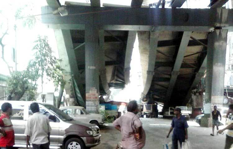 উড়াল সেতুটি এভাবেই ভেঙে পড়েছে। এ দুর্ঘটনায় বহু হতাহতের আশঙ্কা করা হচ্ছে।