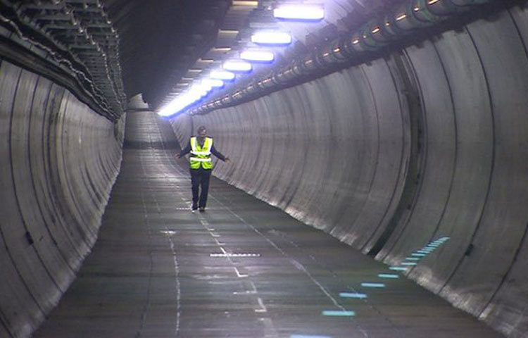 পৃথিবীর দীর্ঘতম সুড়ঙ্গ চ্যানেল-টানেল : ইংল্যান্ডের টেমস নদীর সুড়ঙ্গপথের কথা অনেকেরই জানা। ফ্রান্সের সঙ্গে ইংল্যান্ডের যোগাযোগ রক্ষা করে চলেছে টেমস নদীর এ সুড়ঙ্গটি। এটি বিশ্বের দীর্ঘতম সড়ক সুড়ঙ্গ। সুবিখ্যাত ইংলিশ চ্যানেলের অন্তর্ভুক্ত চ্যানেল টানেল আটলান্টিক মহাসাগরেরও অন্তর্ভুক্ত। এর দৈর্ঘ্য ৫০৫ কিলোমিটার আর এটি প্রশস্ত ৩.৩ মিটার।