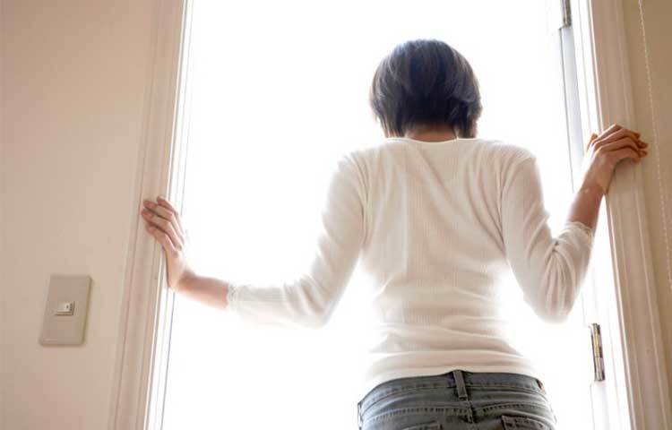 দরজা : দিনে যদি ঘরের দরজা বন্ধ করে রাখেন তাহলে বাতাস চলাচল করতে পারবে না। এতে রাতেও ঘর গুমোট হয়ে থাকবে। তাই দরজা খুলে রাখুন।