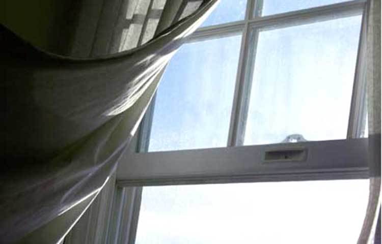 জানালা : দিনে জানালা বন্ধ রাখুন। রাতে শোয়ার সময় জানালা খুলে শুতে যান। এতে ঘরে হাওয়া চলাচল করবে।