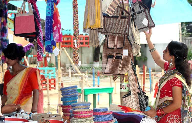 বর্তমানে দেশের চাহিদা পূরণ করে হস্তশিল্পের নানা দ্রব্য বিশ্বের বিভিন্ন দেশে রপ্তানি করা হচ্ছে। ছবি : বিপ্লব দিক্ষিৎ।
