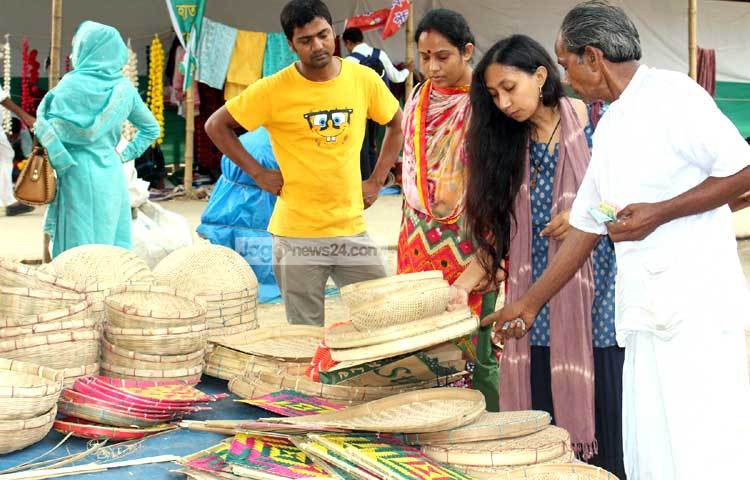 গত পাঁচ অর্থবছরে হস্তশিল্প খাতের রপ্তানি আয় দ্বিগুণ হয়েছে। ছবি : বিপ্লব দিক্ষিৎ।