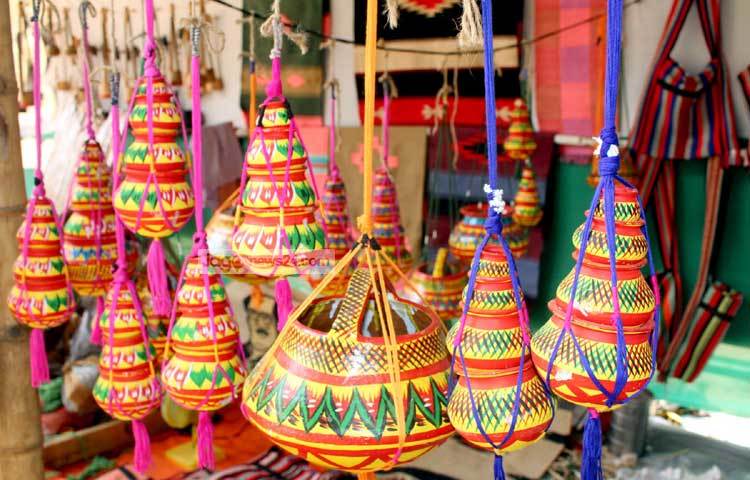 আমাদের দেশের হস্তশিল্পের সামগ্রী দেখে বিদেশী পর্যটকরা বরাবরই মুগ্ধ হয়ে যান। ছবি : বিপ্লব দিক্ষিৎ।