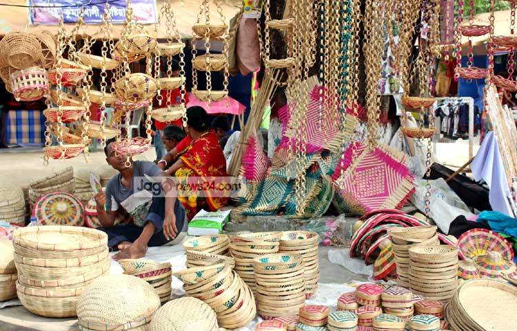 হস্তশিল্পের ব্যবহৃত কাঁচামালের সবই স্থানীয়ভাবে পাওয়া যায়। ছবি : বিপ্লব দিক্ষিৎ।