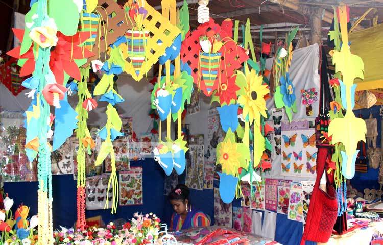 হস্তশিল্পের চাহিদা বৃদ্ধির কারণে দেশের অনেক বেকার তরুণ-তরুণীর কর্মসংস্থানের সুযোগ তৈরি হচ্ছে। ছবি : বিপ্লব দিক্ষিৎ।