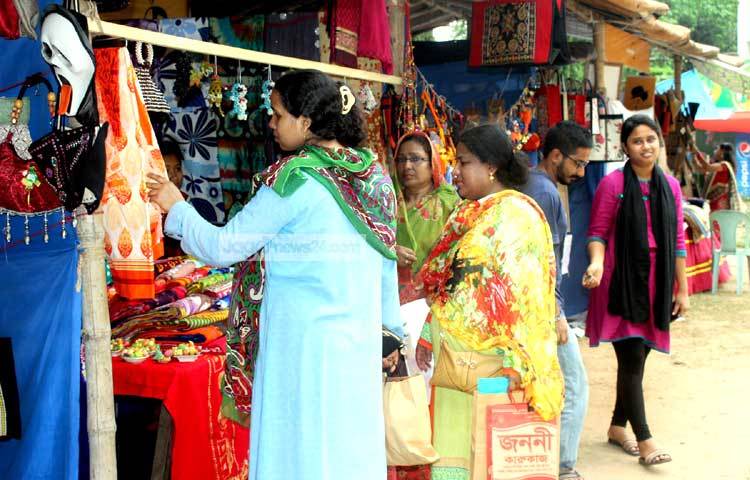 আগ্রহী ক্রেতারা দেখছেন এবং পছন্দের জিনিসপত্র কিনে নিচ্ছেন। ছবি : বিপ্লব দিক্ষিৎ।