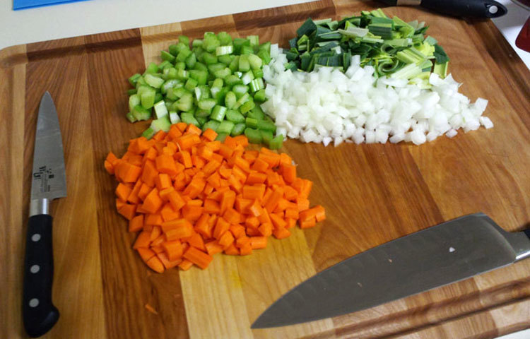 তৈরি : রান্না শুরু করার আগে সবজি কেটে, মশলা তৈরি করে রাখুন। রান্না করতে করতে এগুলো করলে গ্যাস বেশি খরচ হবে।