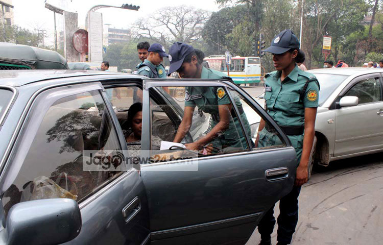 মানবতাবিরোধী অপরাধের দায়ে জামায়াতে ইসলামীর নির্বাহী পরিষদের সদস্য মীর কাসেম আলীকে ফাঁসিতে ঝুলিয়ে মৃত্যুদণ্ড কার্যকরের আদেশ বহাল রেখেছেন আপিল বিভাগ। এ কারণে আজ রাজধানী জুড়ে নিরাপত্তা জোরদার&nbsp; করা হয়েছে। ছবি : বিপ্লব দিক্ষিৎ