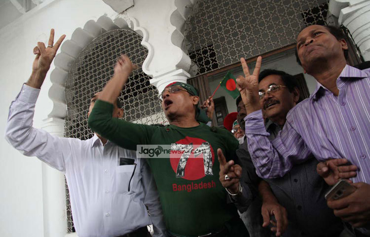 মানবতাবিরোধী অপরাধের দায়ে জামায়াতে ইসলামীর নির্বাহী পরিষদের সদস্য মীর কাসেম আলীকে ফাঁসিতে ঝুলিয়ে মৃত্যুদণ্ড কার্যকরের আদেশ বহাল রেখেছেন আপিল বিভাগ।&nbsp;এ সংবাদে জনতা উল্লাশে ফেটে পড়ে। ছবি : বিপ্লব দিক্ষিৎ