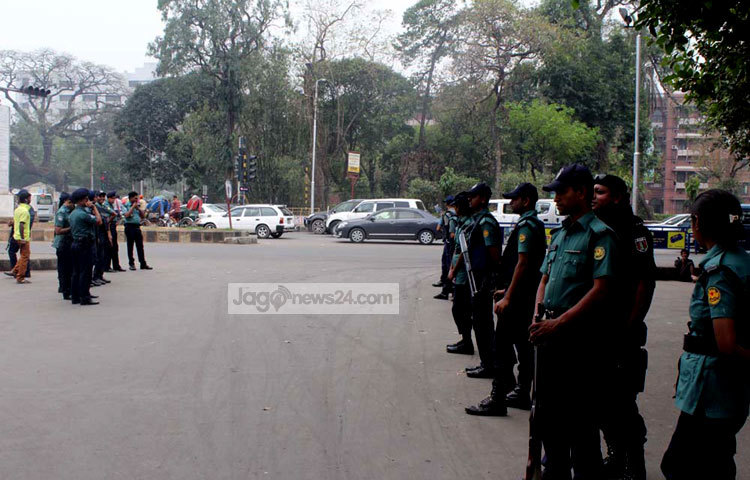 মানবতাবিরোধী অপরাধের দায়ে জামায়াতে ইসলামীর নির্বাহী পরিষদের সদস্য মীর কাসেম আলীকে ফাঁসিতে ঝুলিয়ে মৃত্যুদণ্ড কার্যকরের আদেশ বহাল রেখেছেন আপিল বিভাগ। এ কারণে আজ রাজধানী জুড়ে নিরাপত্তা জোরদার&nbsp; করা হয়েছে। ছবি : বিপ্লব দিক্ষিৎ
