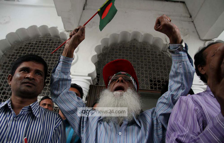 মানবতাবিরোধী অপরাধের দায়ে জামায়াতে ইসলামীর নির্বাহী পরিষদের সদস্য মীর কাসেম আলীকে ফাঁসিতে ঝুলিয়ে মৃত্যুদণ্ড কার্যকরের আদেশ বহাল রেখেছেন আপিল বিভাগ। এ সংবাদে জনতা উল্লাশে ফেটে পড়ে। ছবি : বিপ্লব দিক্ষিৎ
