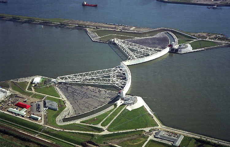 ডেল্টা ওর্য়াকস : আধুনিক সপ্তাশ্চর্যেও ডেল্টা ওয়ার্কস অন্যতম। এটি একটি বাঁধ। এটি নেদারল্যান্ডে অবস্থিত। বাইন, মিউজ এবং সেকল্ড এই তিনটি নদীকে কেন্দ্র করে ডেল্টা ওয়ার্কস গড়ে উঠে। এই ওর্য়াকসটির নির্মাণ কাজ ১৯৫৩ সালে শুরু হয়ে ১৯৯৭ সালে কাজ শেষ হয়। প্রায় অর্ধশত বছর ধরে এর নির্মাণ কাজ চলে।