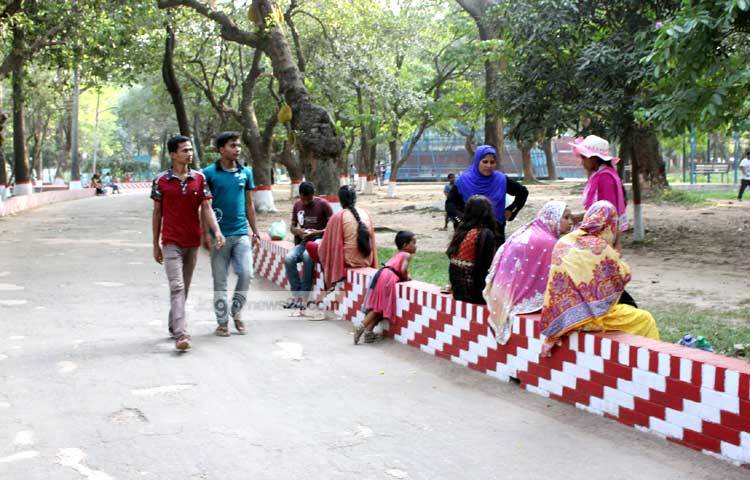 চিড়িয়াখানায় ঘুরে ঘুরে ক্লান্ত দর্শনার্থীরা বিশ্রাম নিচ্ছেন। ছবি : বিপ্লব দিক্ষিৎ।