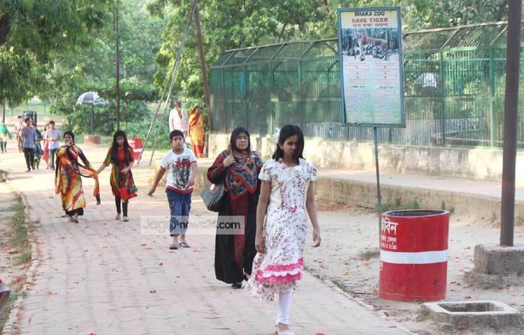 শিশুদের চিড়িয়াখানা নিয়ে গেলে তারা বিচিত্র জীবজন্তু সম্পর্কে অনেক তথ্য জানতে পারবে। ছবি : বিপ্লব দিক্ষিৎ।