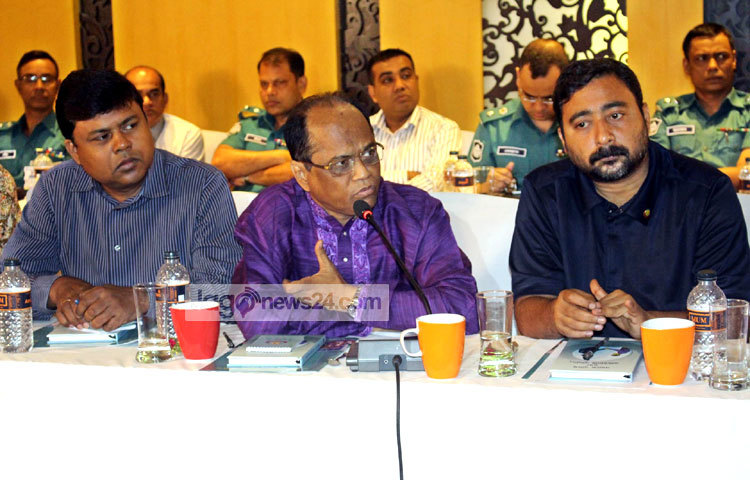 আজ রাজধানীর আমারি হোটেলে &lsquo;জননিরাপত্তা বিধানে গণমাধ্যম ও পুলিশের ভূমিকা&rsquo; শীর্ষক আলোচনা সভা অনুষ্ঠিত হয়েছে। ছবি : বিপ্লব দিক্ষিৎ।