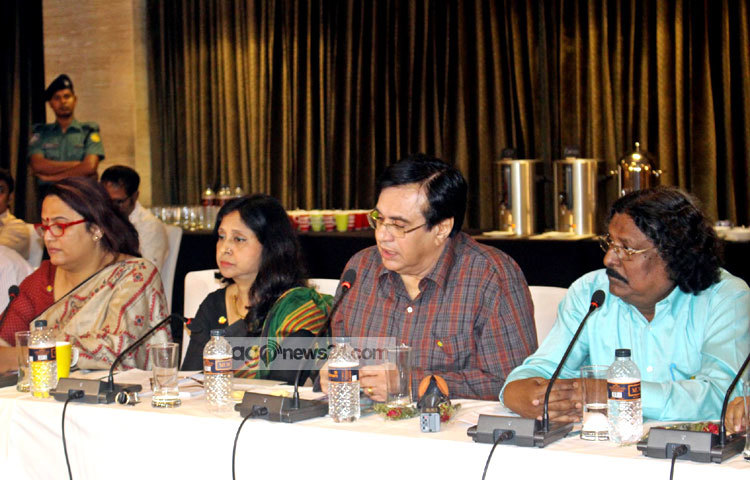 সাংবাদিক আবেদ খান বলেন, &lsquo;এটি বুঝতে হবে যে গণমাধ্যম সারা বিশ্বে ওয়াচ ডগের ভূমিকা পালন করে। পুলিশকে নিজেদের আরো উন্মুক্ত করতে হবে।&rsquo; ছবি : বিপ্লব দিক্ষিৎ।