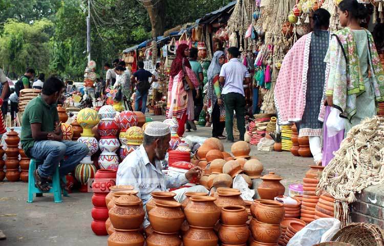 দেশের প্রত্যন্ত অঞ্চলের কুমার পাড়া থেকে এসব মাটির জিনিসপত্র সংগ্রহ করা হয়ে থাকে। ছবি : বিপ্লব দিক্ষিৎ।