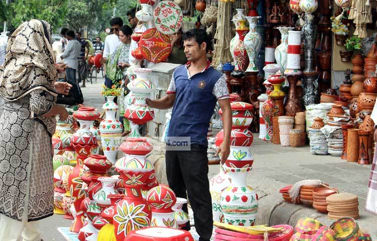 শহুরে জীবনযাপনে অভ্যস্থ মানুষ শখের বশে এ মাটির জিনিসপত্র কিনে নেন। ছবি : বিপ্লব দিক্ষিৎ।