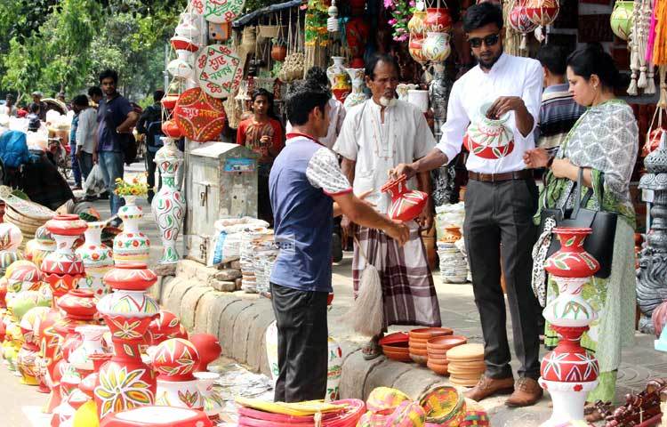 রাজধানীতে সারা বছর এসব মাটির জিনিসের কদর থাকলেও বৈশাখ মাস এলে এর চাহিদা কয়েকগুণ বেড়ে যায়। ছবি : বিপ্লব দিক্ষিৎ।