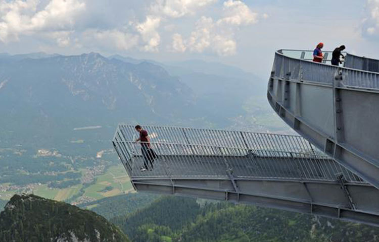 এক্স : জার্মানির আল্পস পর্বতাঞ্চলে &lsquo;আল্পস-পিক্স&rsquo; নামের ১৩ মিটার লম্বা একটি ইস্পাতের কাঠামো বানানো হয়েছে। এটি জমির অনেক ওপরে বাতাসে ভেসে রয়েছে। এক্স-এর বাহুগুলির শেষে কাচ দেওয়া রয়েছে, যাতে এক হাজার মিটার নীচে পড়ে থাকা মাঠঘাট-জনপদ ভরা উপত্যকার একটা সুন্দর দৃশ্য দেখতে পাওয়া যায়৷
