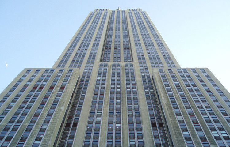 এম্পায়ার স্টেট বিল্ডিং : মার্কিন যুক্তরাষ্ট্রের তথা পৃথিবীর গগনচুস্বী সুউচ্চ দালানের নাম হচ্ছে এম্পায়ার স্টেট বিল্ডিং। এটি নিউইয়র্কের ফিফথ এভিনিউ ও ওয়েস্ট থার্টি ফোর্থ স্ট্রিটের মধ্যস্থলে অবস্থিত এ ভবনটির উচ্চতা ৩৮১ মিটার বা ১,২৫০ ফুট। এতে ১০২টি তলা রয়েছে।