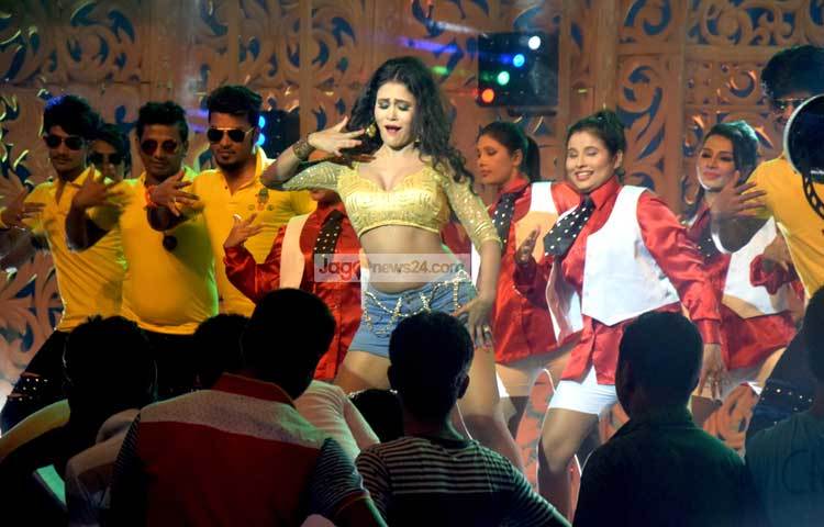 সম্প্রতি ইভা এফডিসিতে &lsquo;গেম রিটার্নস&rsquo; শীর্ষক একটি ছবিতে আইটেম গানে নৃত্য পরিবেশন করেছেন। ছবি : মাহবুব আলম।
