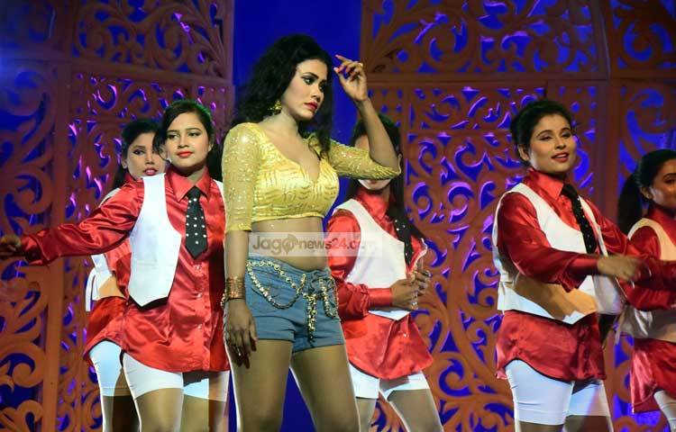 ইভার আইটেম গানে অংশ নেওয়া &lsquo;গেম রিটার্নস&rsquo; ছবিটি নির্মাণ করছেন রয়েল খান। ছবি : মাহবুব আলম।