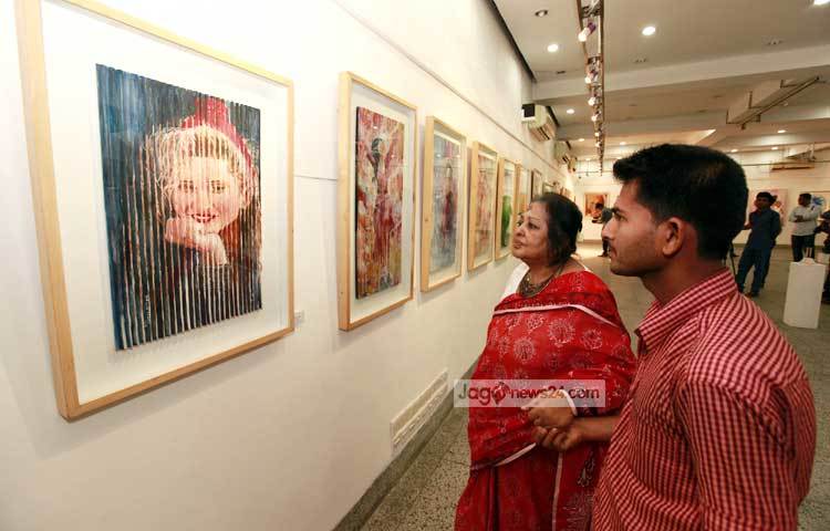 চিত্রপ্রদর্শনীর শুরু থেকেই বিপুল আগ্রহ নিয়ে দর্শকরা দেখতে আসছেন।