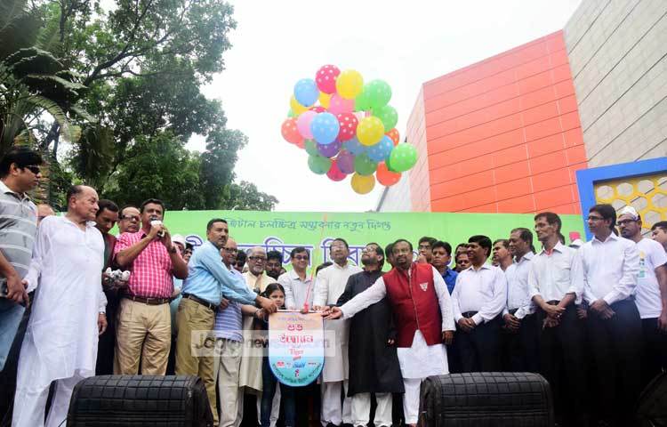 আজ জাতীয় চলচ্চিত্র দিবস। এ দিবসের শুভ উদ্ধোধন করেন সংস্কৃতি বিষয়ক মন্ত্রী আসাদুজ্জামান নূর। ছবি : মাহবুব আলম।