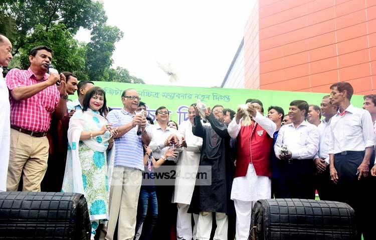 এ উপলক্ষে এফডিসিতে নানা অনুষ্ঠানের আয়োজন করা হয়েছে। ছবি : মাহবুব আলম।