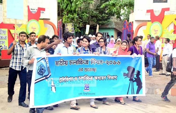 জাতীয় চলচ্চিত্র দিবস উপলক্ষে সকাল ১০টায় উদ্বোধনী অনুষ্ঠান ও শোভাযাত্রা বের করা হয়। ছবি : মাহবুব আলম।