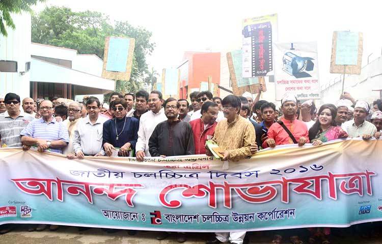 এ নিয়ে ক্ষোভ প্রকাশ করে আজকালকার অভিনয়শিল্পীদের চলচ্চিত্রের প্রতি ভালোবাসা ও দায়িত্ববোধের অভাব রয়েছে বলে দাবি করেছেন নায়করাজ রাজ্জাক। ছবি : মাহবুব আলম।&nbsp;