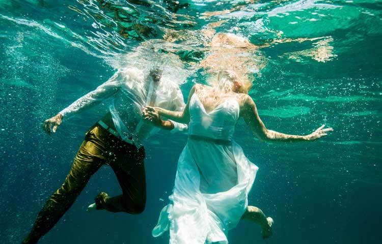 জলের নিচে ফটোশুট : সংযুক্ত আরব আমিরাতে পাত্র-পাত্রীরা বিবাহের পূর্বে সাগরের জলে ডুব দেওয়ার দৃশ্য ক্যামেরায় ধারণ করেন।