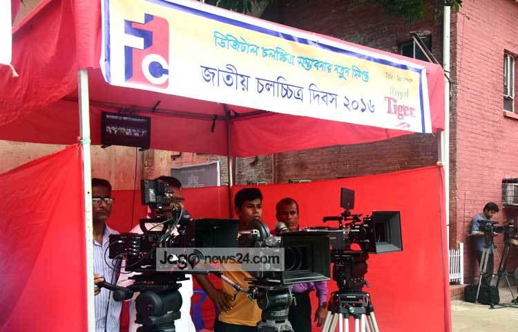 মেলায় প্রদর্শিত হচ্ছে চলচ্চিত্র নির্মাণের কাজে ব্যবহৃত বিভিন্ন ক্যামেরা। ছবি : মাহবুব আলম।