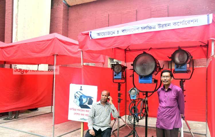 চলচ্চিত্রের আলোক সজ্জার জন্য ব্যবহৃত লাইট। ছবি : মাহবুব আলম।