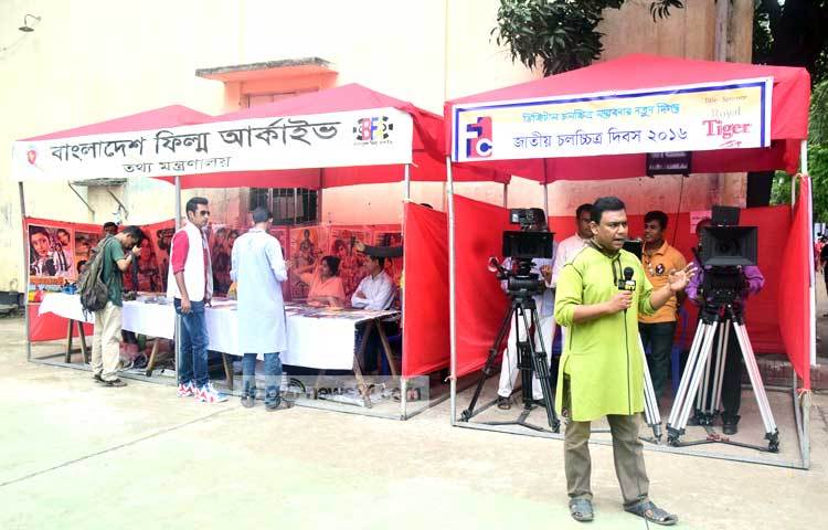 চলচ্চিত্র মেলায় মিডিয়াকর্মী ও দর্শনার্থীরা। ছবি : মাহবুব আলম।