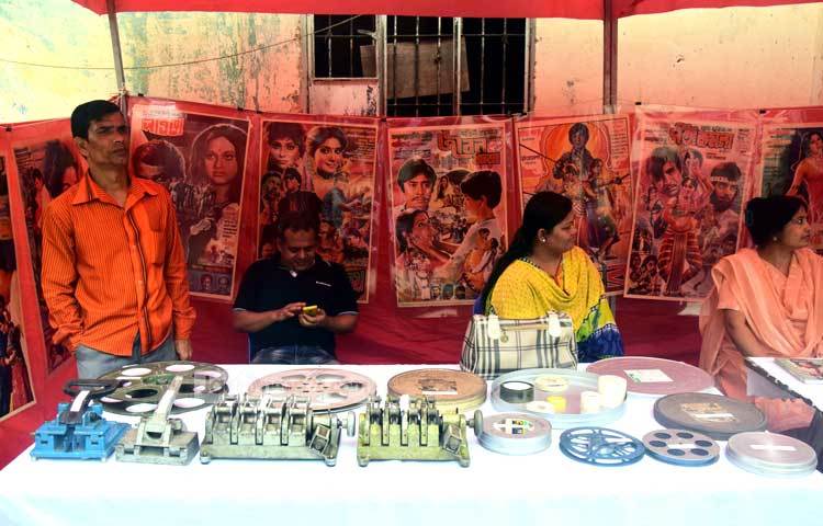 কেউ কেউ চলচ্চিত্র মেলার স্টলে বসে আড্ডা দিচ্ছেন। ছবি : মাহবুব আলম।