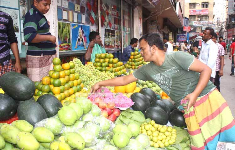 ফল বিক্রেতাদের সঙ্গে কথা বলে জানা গেছে এসব ফল থাইল্যান্ড, পাকিস্তানসহ মধ্য প্রাচ্যের নানা দেশ থেকে আমদানি করা হচ্ছে। আজ পল্টন এলাকা থেকে এ ছবি ক্যামেরাবন্দী করেছেন আলোকচিত্রী বিপ্লব দিক্ষিৎ।