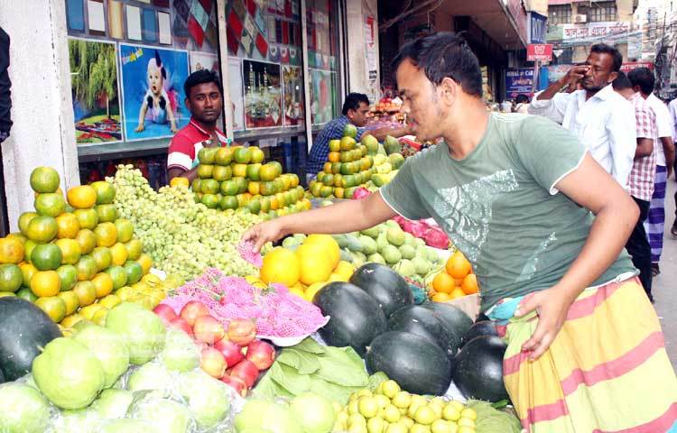 দাম বেশি হলে বিদেশি এসব ফলের বেচা-বিক্রি নিয়ে খুশি বিক্রেতরা। আজ পল্টন এলাকা থেকে এ ছবি ক্যামেরাবন্দী করেছেন আলোকচিত্রী বিপ্লব দিক্ষিৎ।