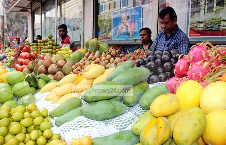 বিদেশি এসব ফলের প্রাচুর্যতা থাকলেও দাম অনেক বেশি। আজ পল্টন এলাকা থেকে এ ছবি ক্যামেরাবন্দী করেছেন আলোকচিত্রী বিপ্লব দিক্ষিৎ।